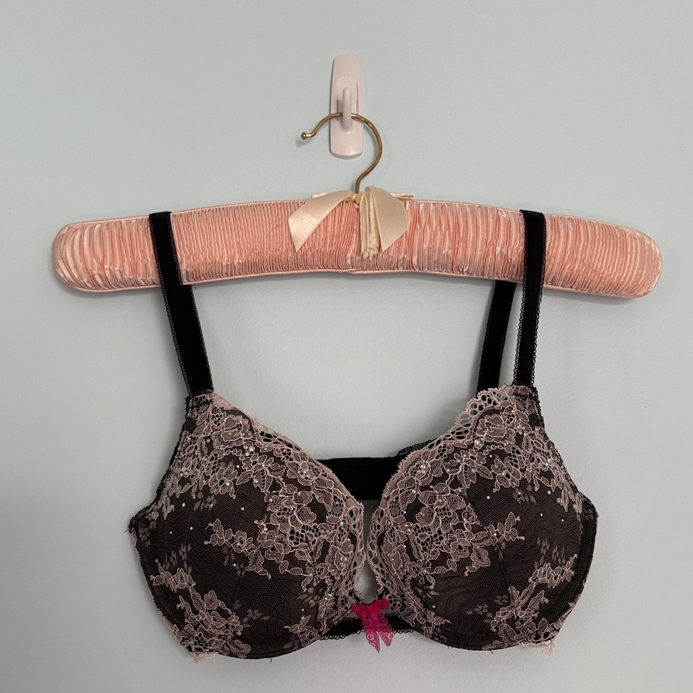 Victoria's Secret Dream Angels Push-up Bra in Black Covered in Ivory Lace